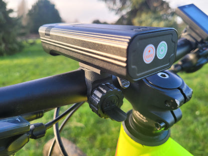 Éclairage vélo avant LED 3000 lumens rechargeable USB-C noir situation 2