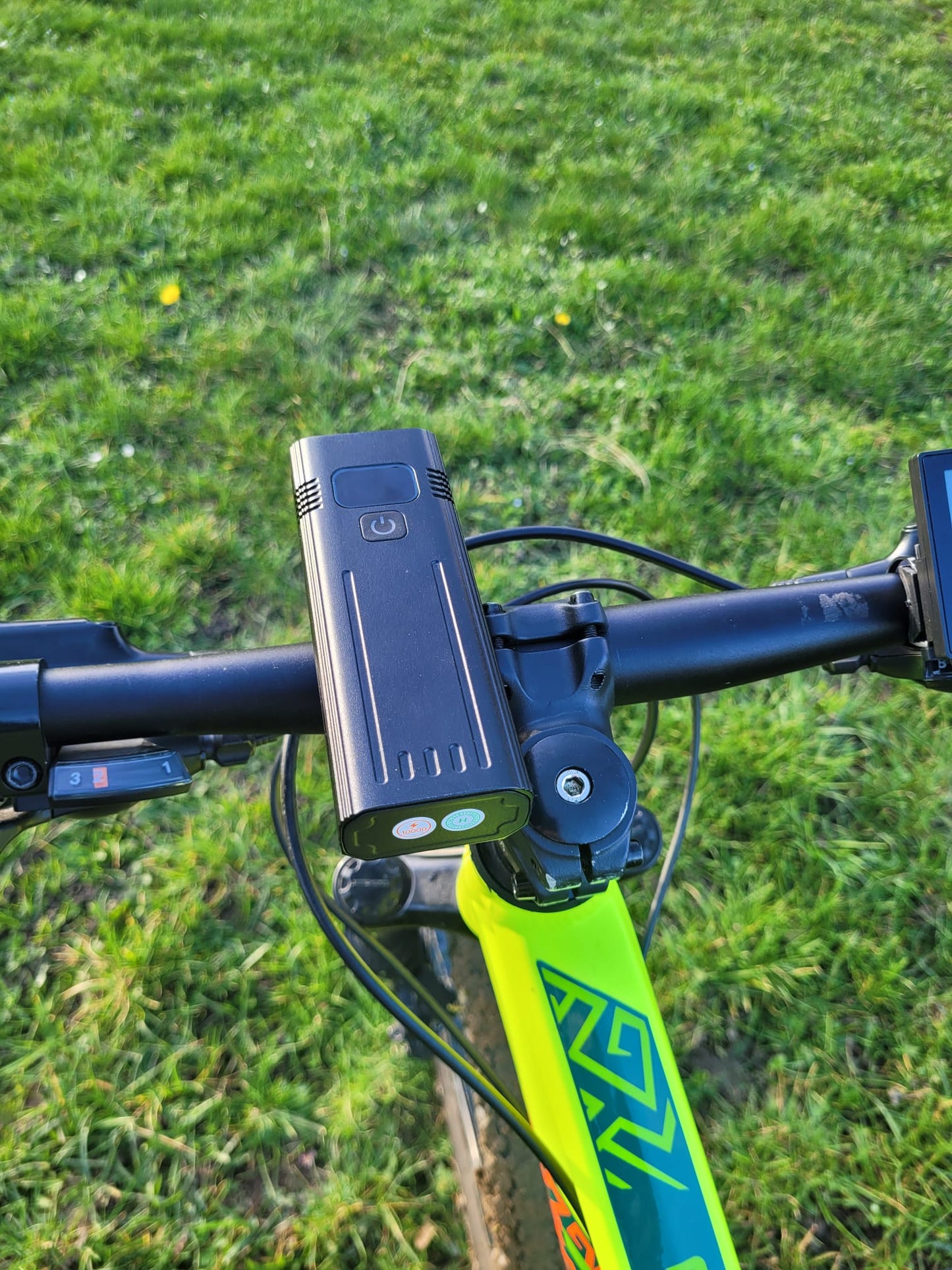 Éclairage vélo avant LED 3000 lumens rechargeable USB-C noir situation 3