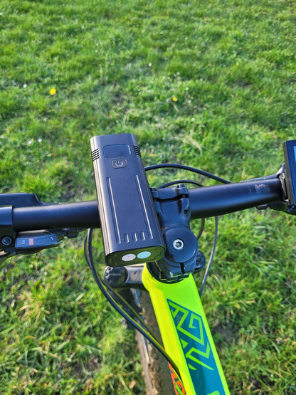 Éclairage vélo avant LED 3000 lumens rechargeable USB-C noir situation 3