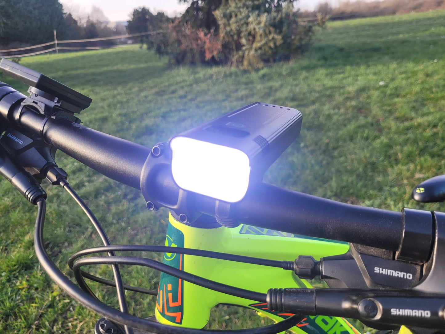 Éclairage vélo avant LED 3000 lumens rechargeable USB-C noir situation 4
