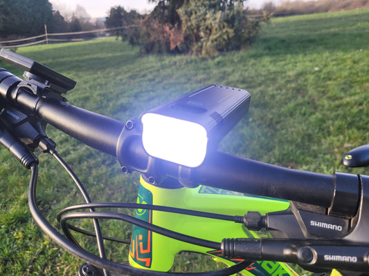 Éclairage vélo avant LED 3000 lumens rechargeable USB-C noir situation 4