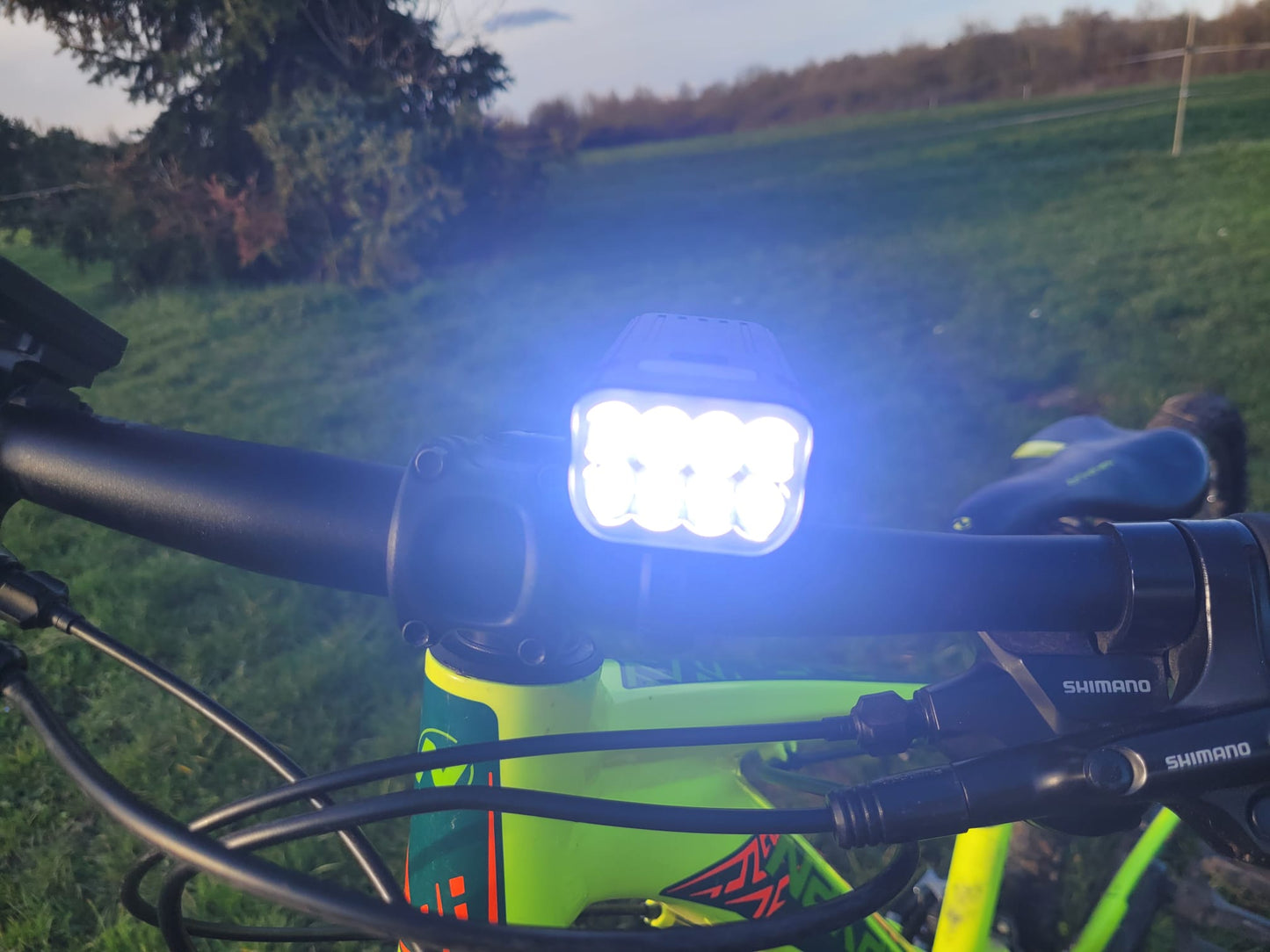 Éclairage vélo avant LED 3000 lumens rechargeable USB-C noir situation 5
