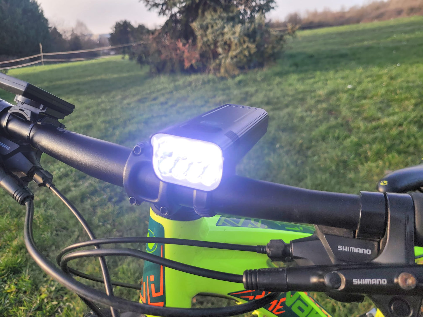 Éclairage vélo avant LED 3000 lumens rechargeable USB-C noir situation 7