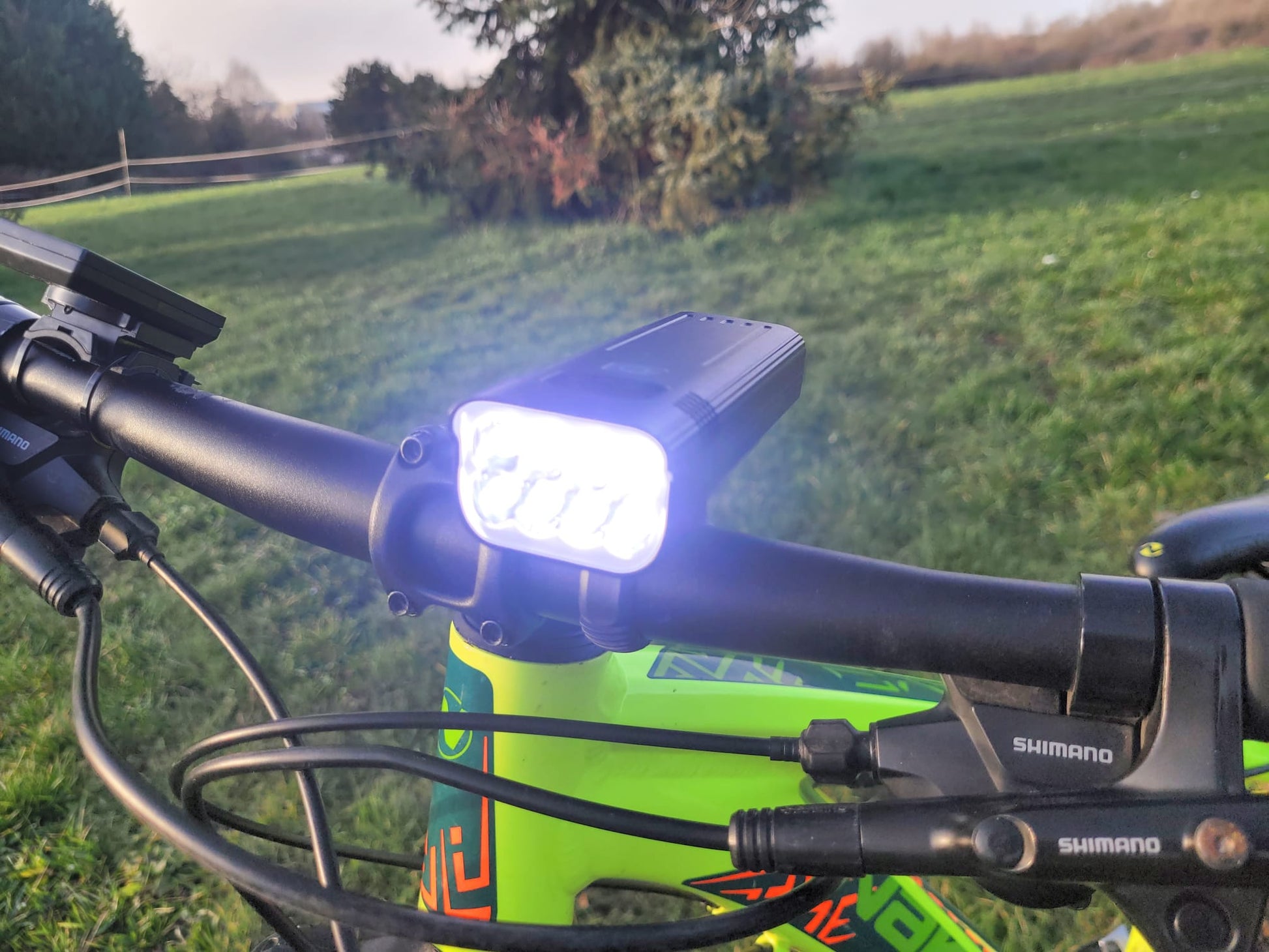 Éclairage vélo avant LED 3000 lumens rechargeable USB-C noir situation 7