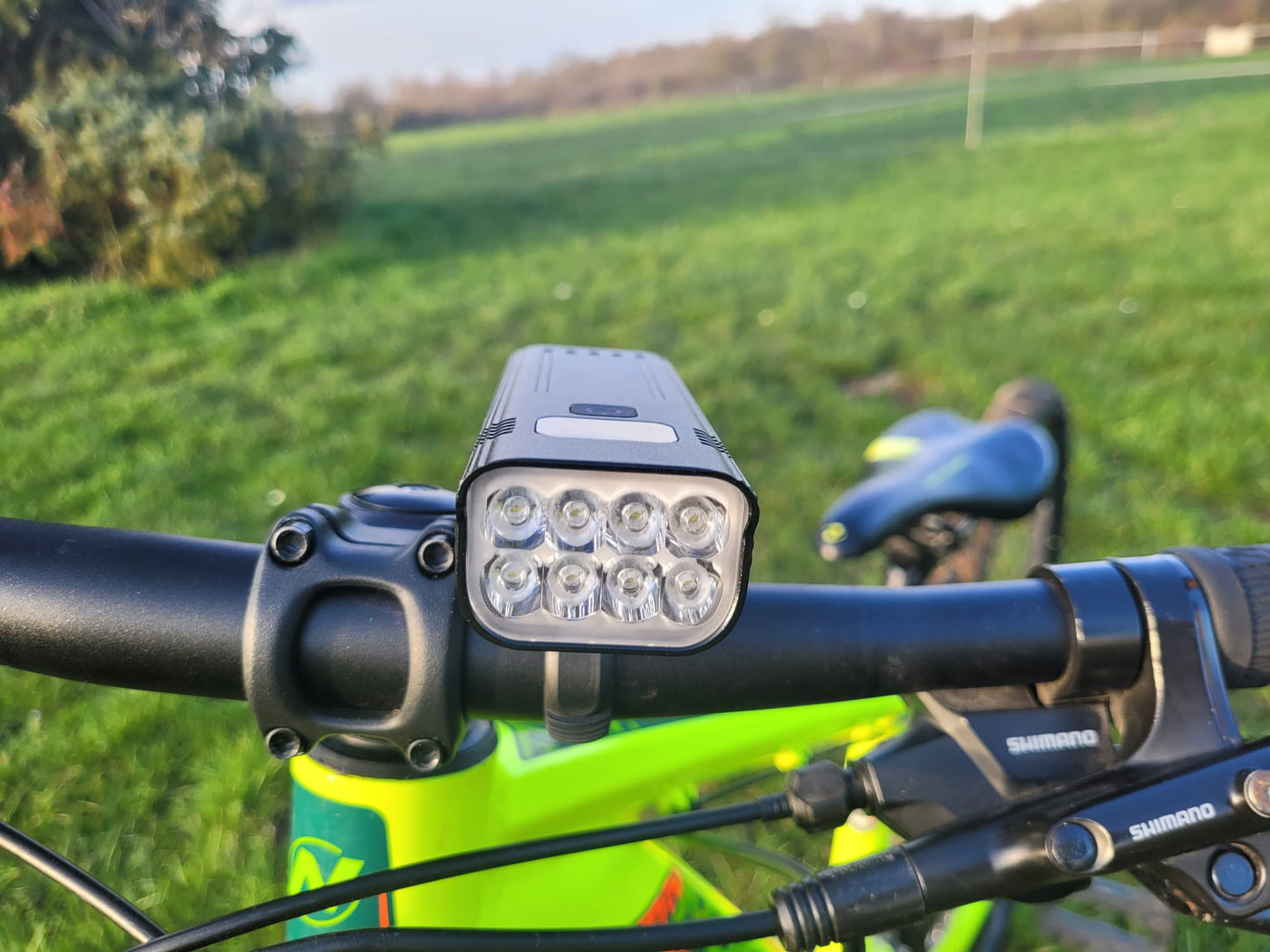 Éclairage vélo avant LED 3000 lumens rechargeable USB-C noir situation 8