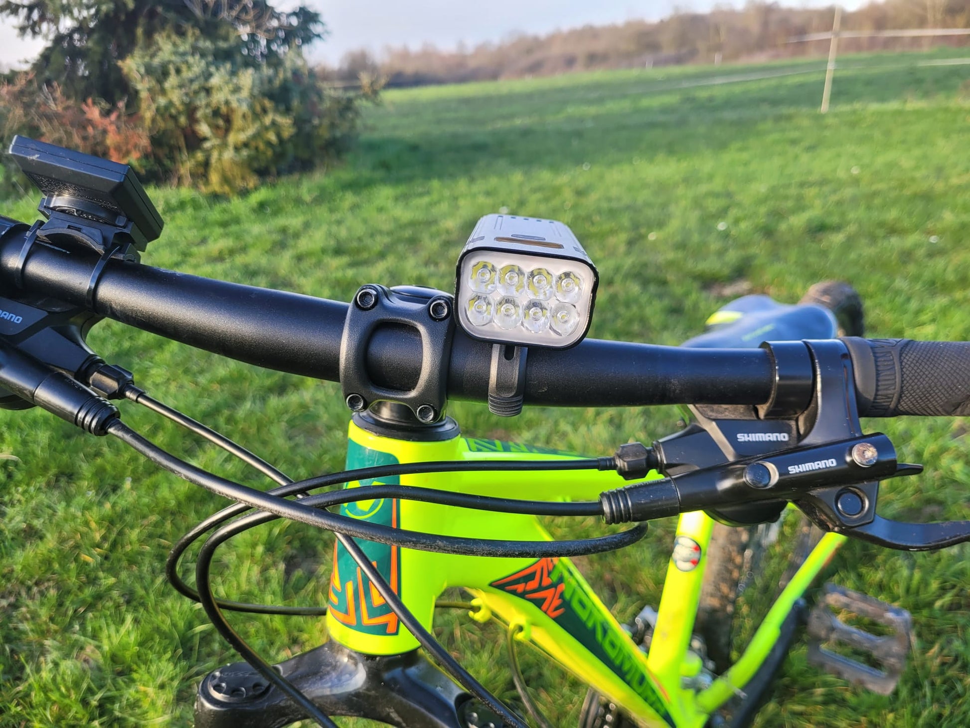 Lampe Vélo - Puissante - 4000 LM - Rechargeable USB - Etanche - 4 Modes de Lumière - Sport Lampe Vélo - Puissante - 4000 LM - Rechargeable USB - Etanche - 4 Modes de Lumière - Sport