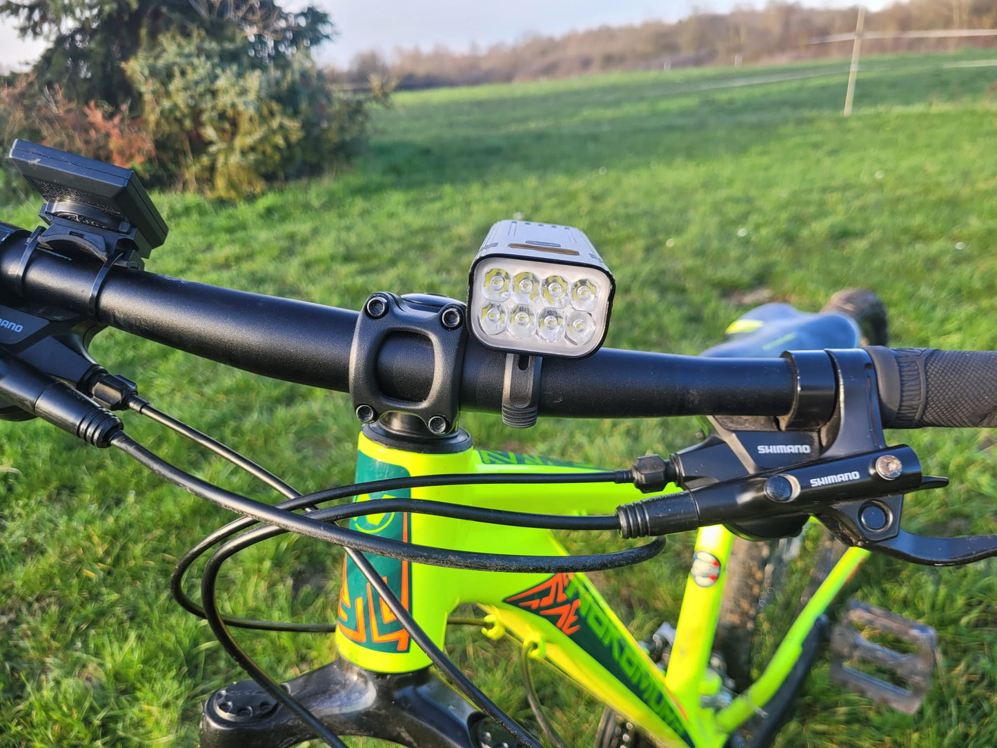 Éclairage vélo avant LED 3000 lumens rechargeable USB-C noir situation 9