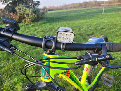 Éclairage vélo avant LED 3000 lumens rechargeable USB-C noir situation 9