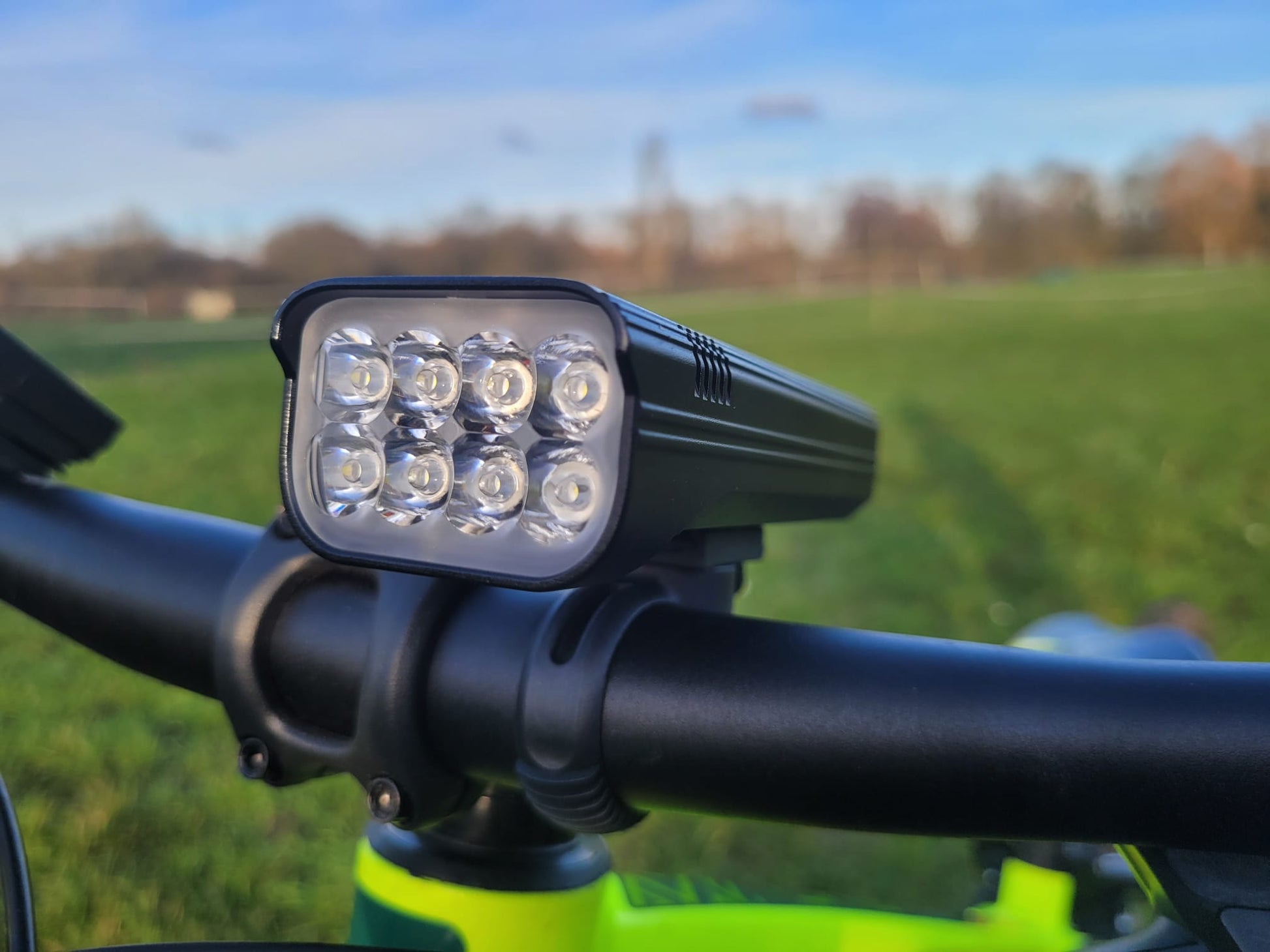Éclairage vélo avant LED 3000 lumens rechargeable USB-C noir situation 10