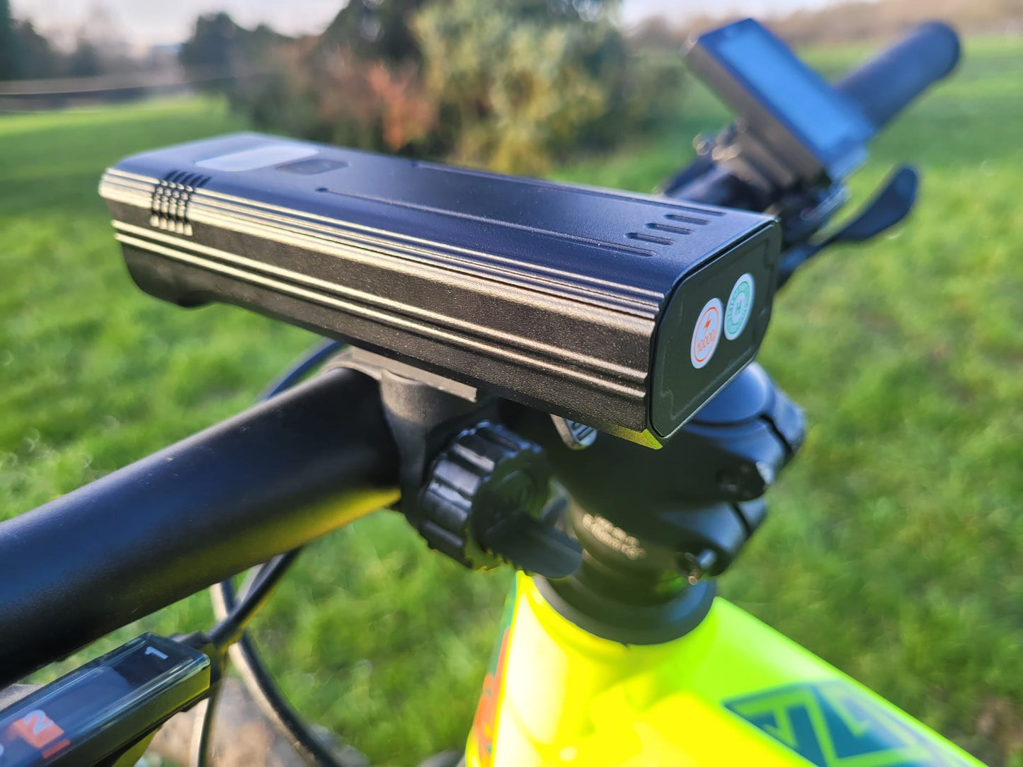 Éclairage vélo avant LED 3000 lumens rechargeable USB-C noir situation 1