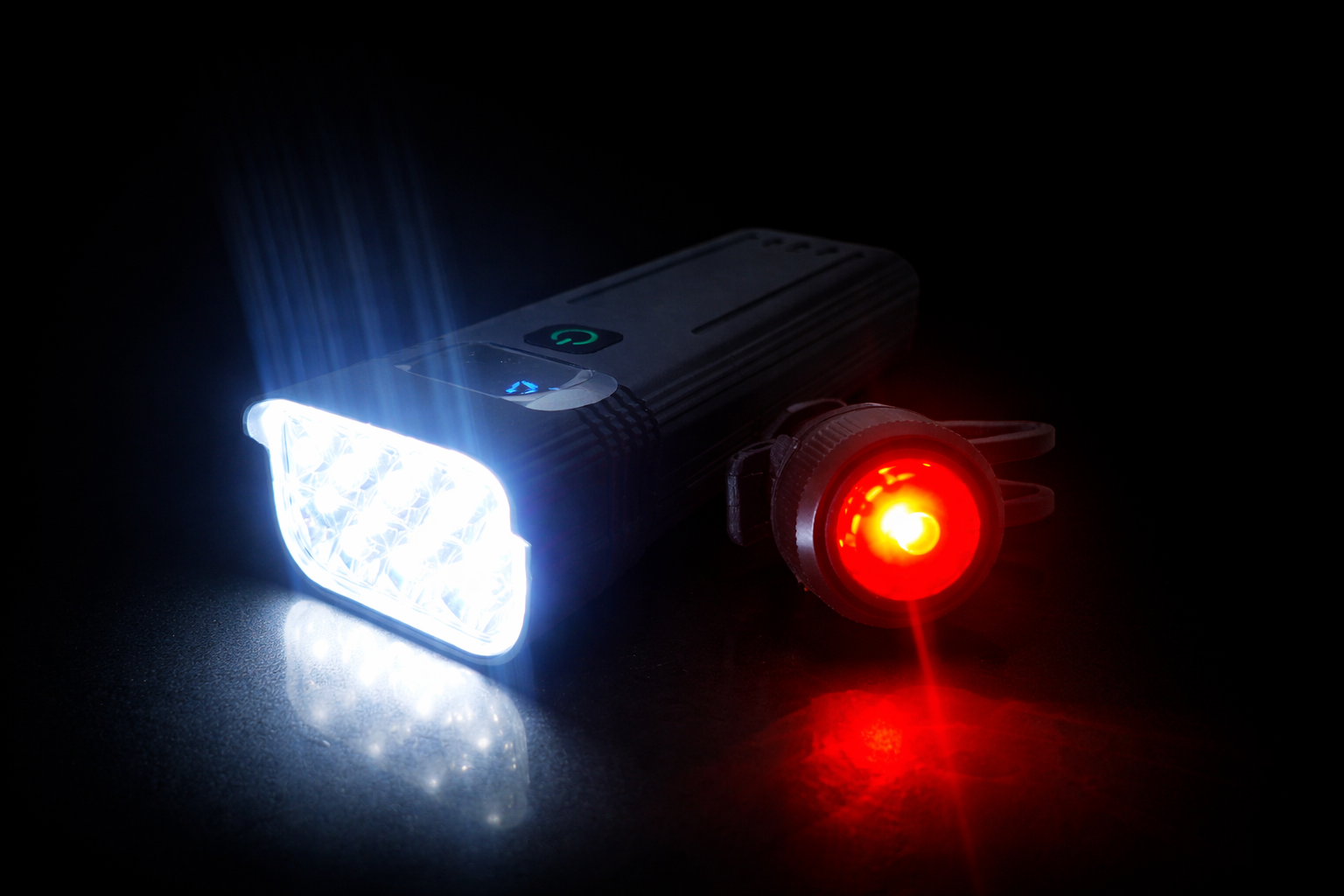 Kit éclairage vélo avec lampe avant LED noire et lumière arrière rouge situation sombre