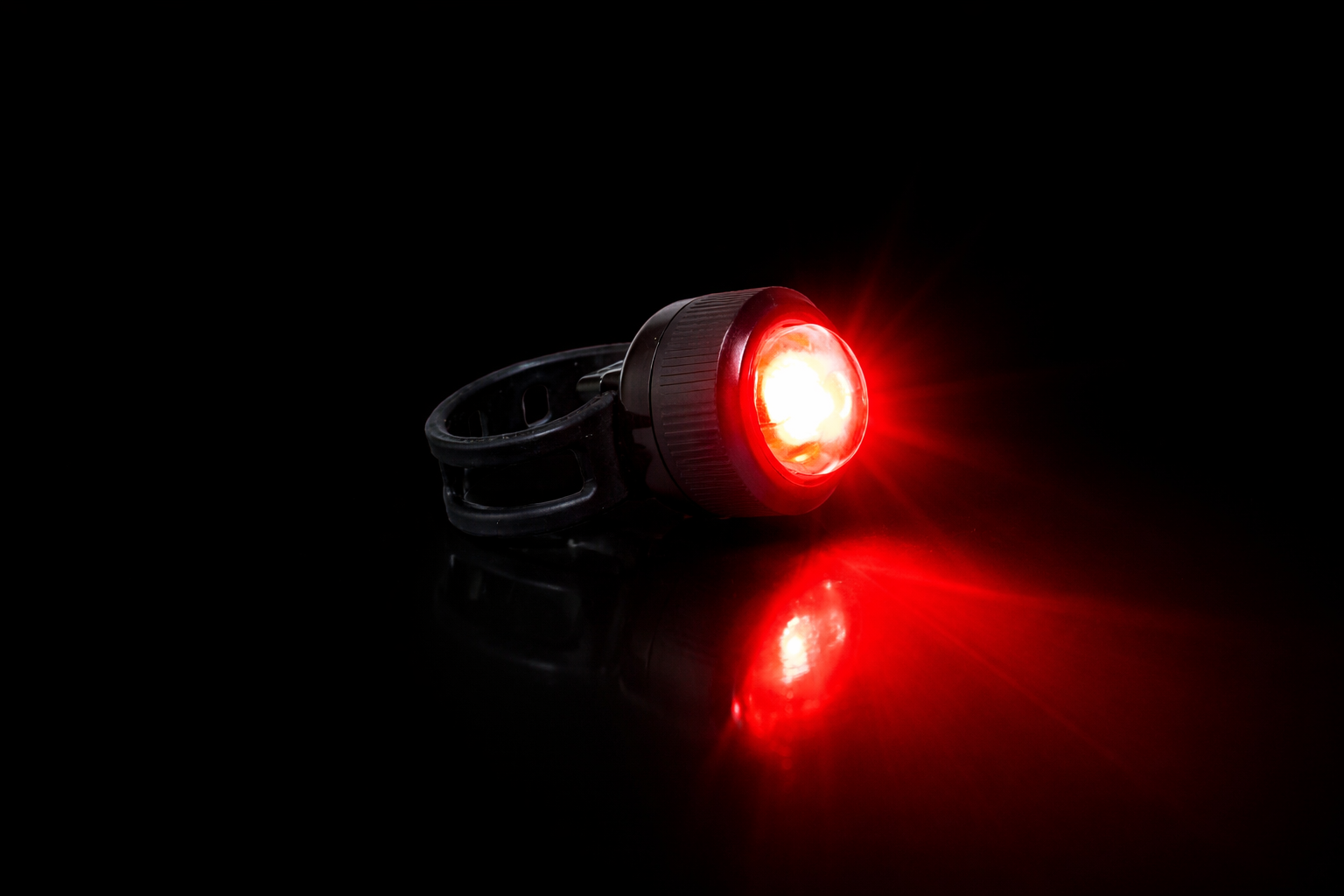 Kit éclairage vélo avec lampe avant LED noire et lumière arrière rouge seul sombre