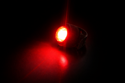 Kit éclairage vélo avec lampe avant LED noire et lumière arrière rouge seul sombre 2