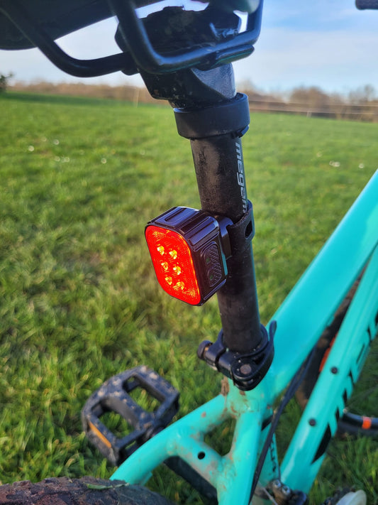 Kit éclairage vélo LED rechargeable avec lampe avant blanche et feu arrière rouge situation 2