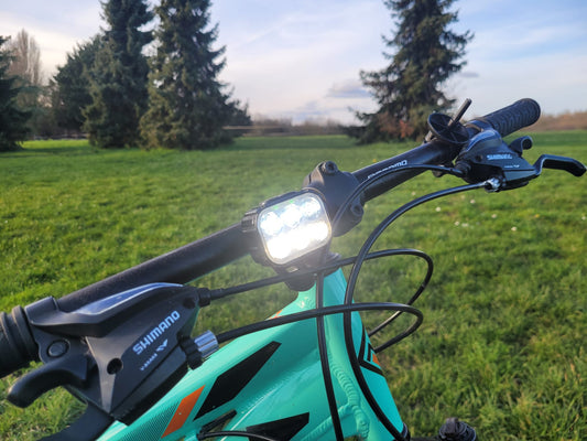 Kit éclairage vélo LED rechargeable avec lampe avant blanche et feu arrière rouge situation