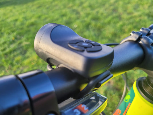 Sonnette électrique vélo rechargeable USB-C noire avec commandes intégrées situation 1