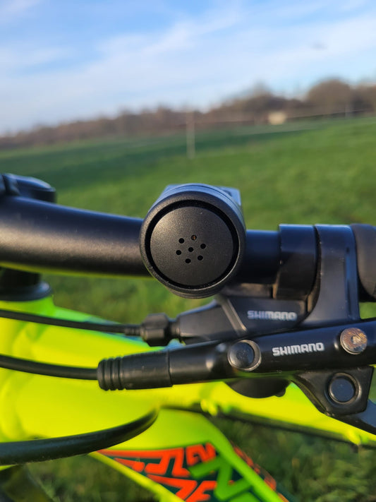 Sonnette électrique vélo rechargeable USB-C noire avec commandes intégrées situation 2
