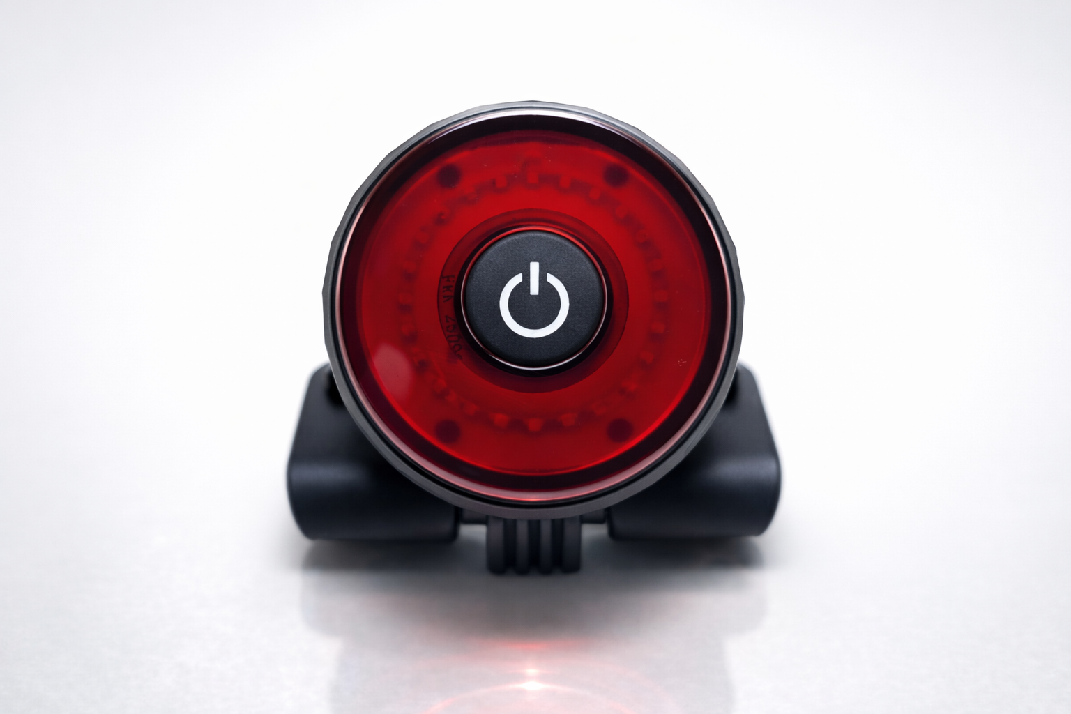 Éclairage arrière vélo LED rouge rechargeable compatible Apple Find My vue de face