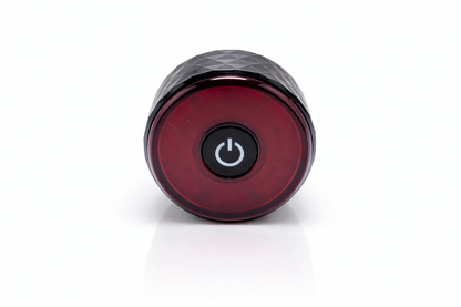 Éclairage arrière vélo LED rouge rechargeable compatible Apple Find My vue de face près