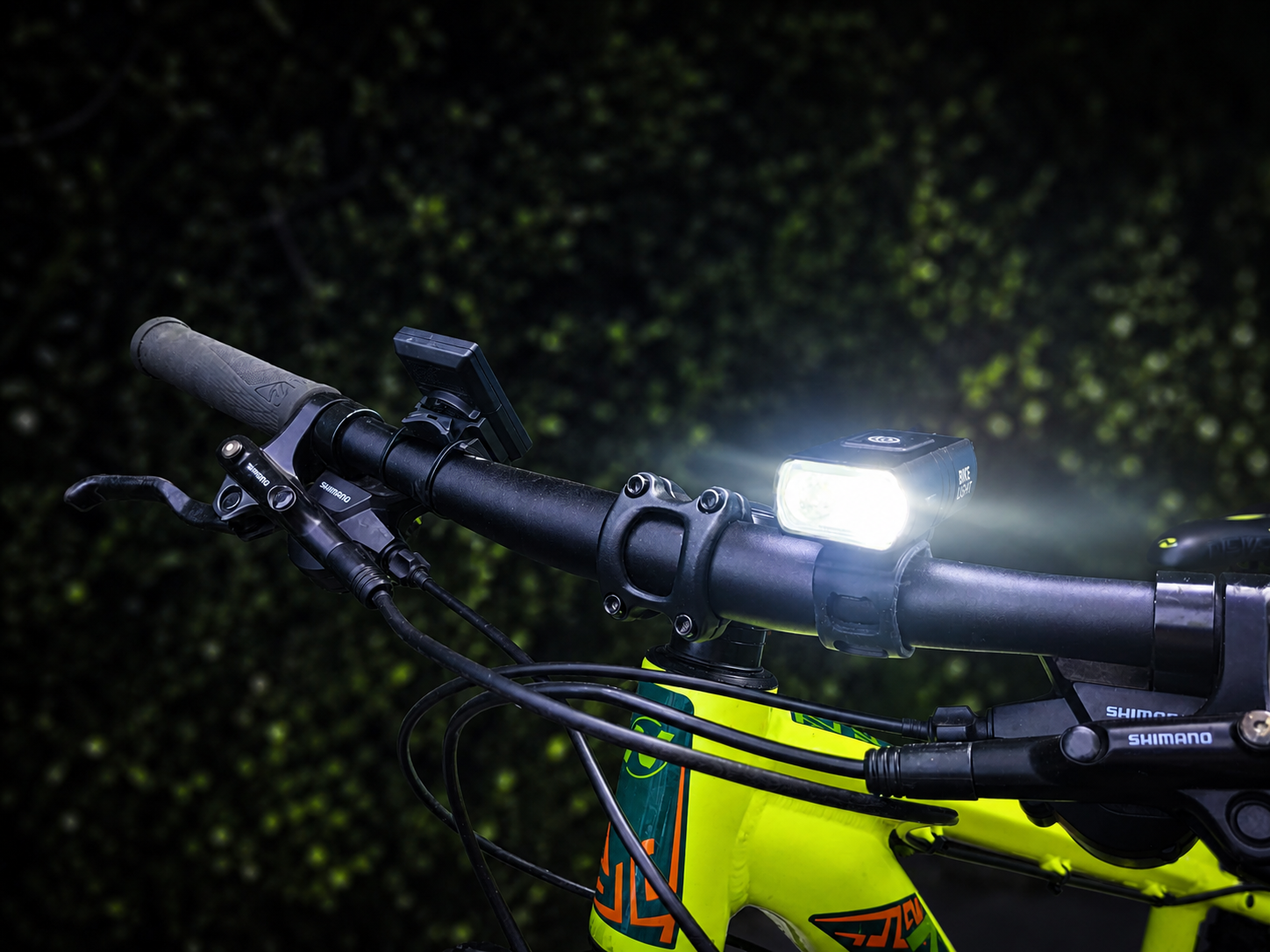 Éclairage avant vélo compact en aluminium avec fixation guidon nuit